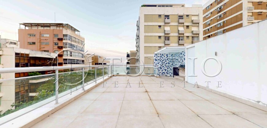Cobertura duplex à venda no Leblon, na quadra da praia, com 259 m²