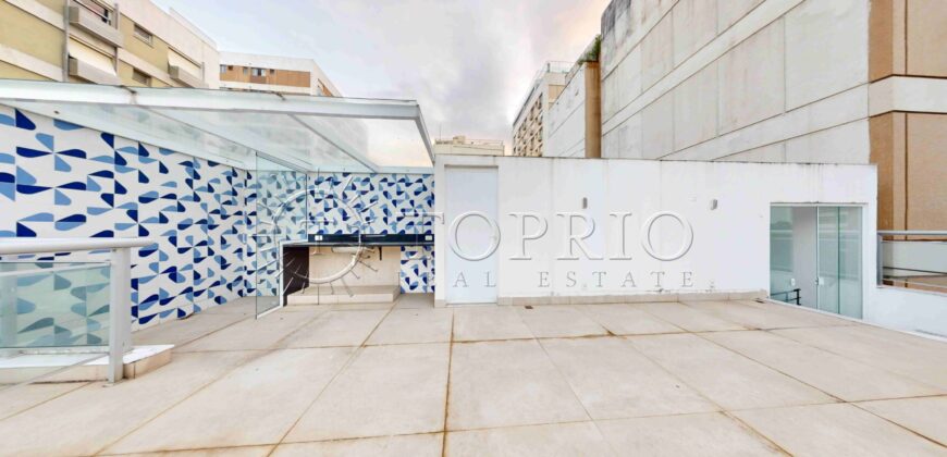 Cobertura duplex à venda no Leblon, na quadra da praia, com 259 m²