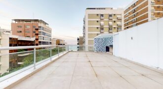 Cobertura duplex à venda no Leblon, na quadra da praia, com 259 m²