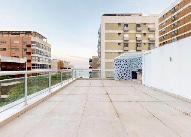 Cobertura duplex à venda no Leblon, na quadra da praia, com 259 m²