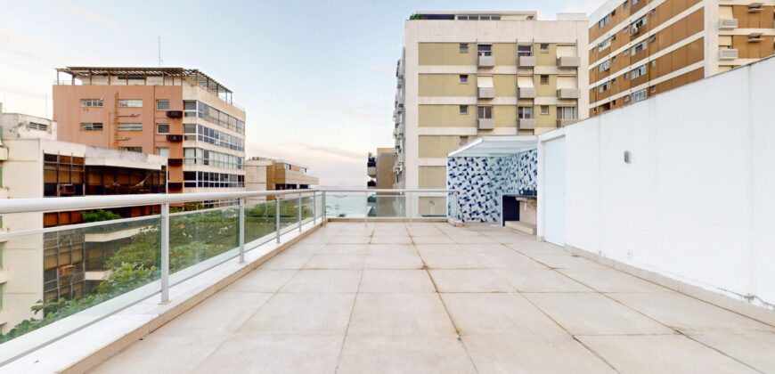 Cobertura duplex à venda no Leblon, na quadra da praia, com 259 m²