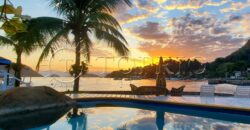 Com uma localização privilegiada à beira mar, em frente à Ilha da Gipóia em Angra dos Reis