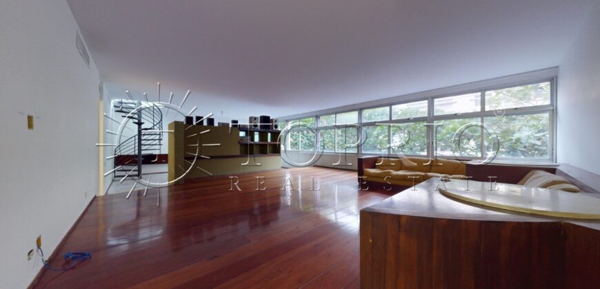 Cobertura duplex à venda no Leblon, na quadra da praia, com 259 m²