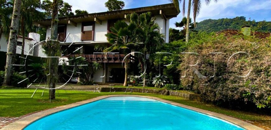 Extraordinária mansão no prestigiado Condomínio Greenwood – Itanhangá.