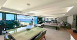 Na primeira quadra da praia, em uma das ruas mais icônicas de Ipanema, este apartamento de 250 m²