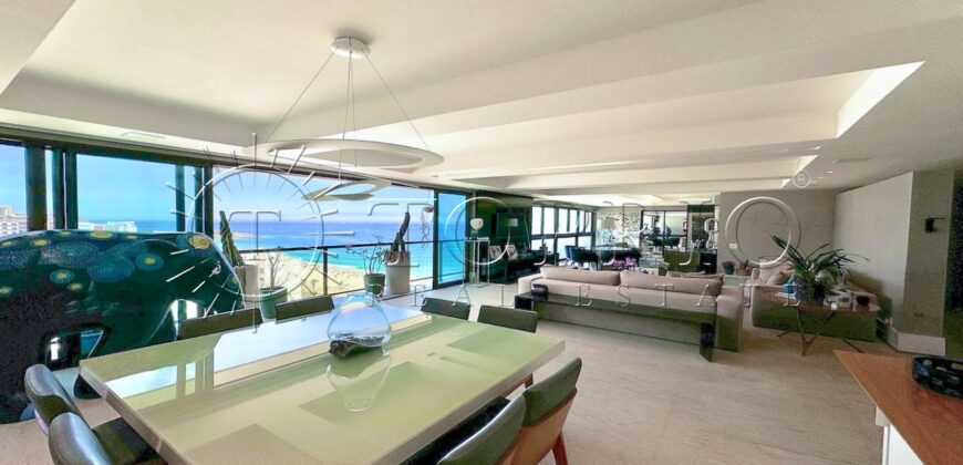 Na primeira quadra da praia, em uma das ruas mais icônicas de Ipanema, este apartamento de 250 m²