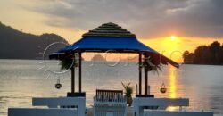 Com uma localização privilegiada à beira mar, em frente à Ilha da Gipóia em Angra dos Reis