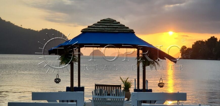 Com uma localização privilegiada à beira mar, em frente à Ilha da Gipóia em Angra dos Reis