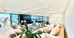 Na primeira quadra da praia, em uma das ruas mais icônicas de Ipanema, este apartamento de 250 m²