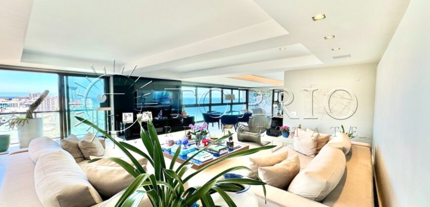 Na primeira quadra da praia, em uma das ruas mais icônicas de Ipanema, este apartamento de 250 m²