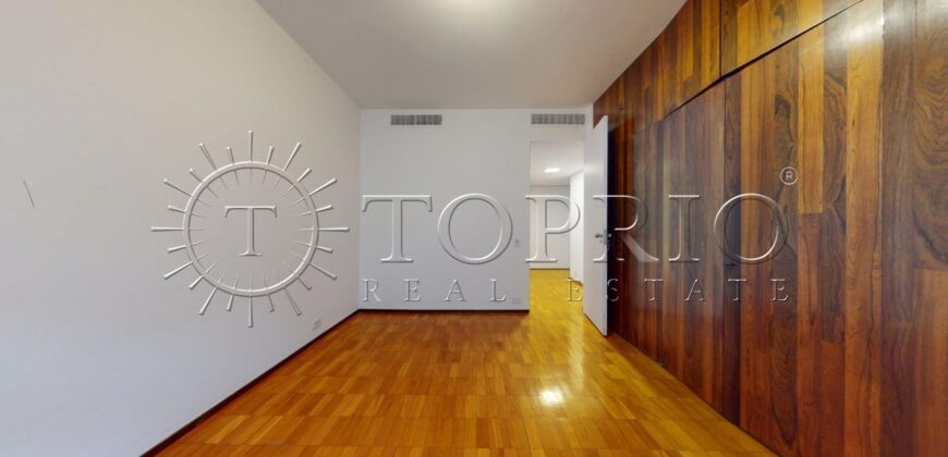 Cobertura duplex à venda no Leblon, na quadra da praia, com 259 m²