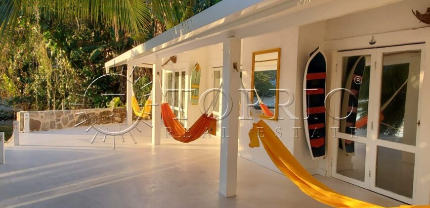 Com uma localização privilegiada à beira mar, em frente à Ilha da Gipóia em Angra dos Reis