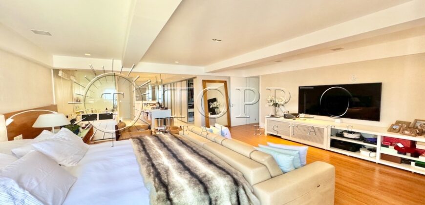 Na primeira quadra da praia, em uma das ruas mais icônicas de Ipanema, este apartamento de 250 m²