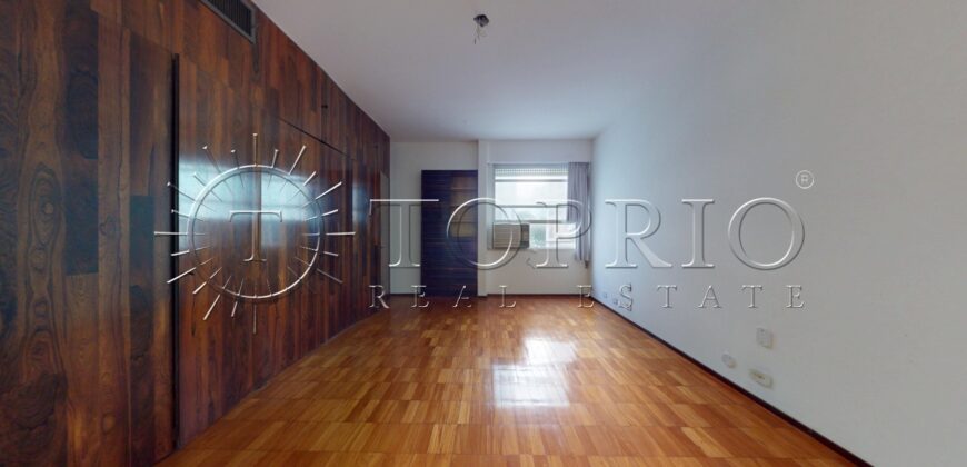 Cobertura duplex à venda no Leblon, na quadra da praia, com 259 m²