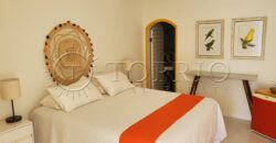 Com uma localização privilegiada à beira mar, em frente à Ilha da Gipóia em Angra dos Reis