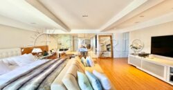 Na primeira quadra da praia, em uma das ruas mais icônicas de Ipanema, este apartamento de 250 m²