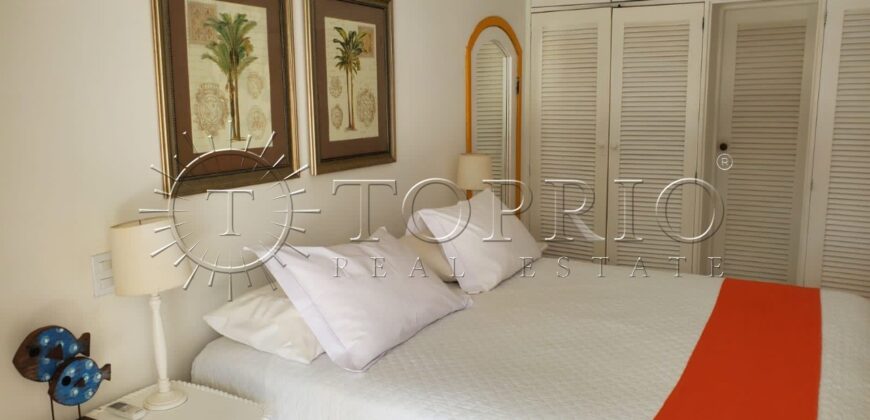 Com uma localização privilegiada à beira mar, em frente à Ilha da Gipóia em Angra dos Reis