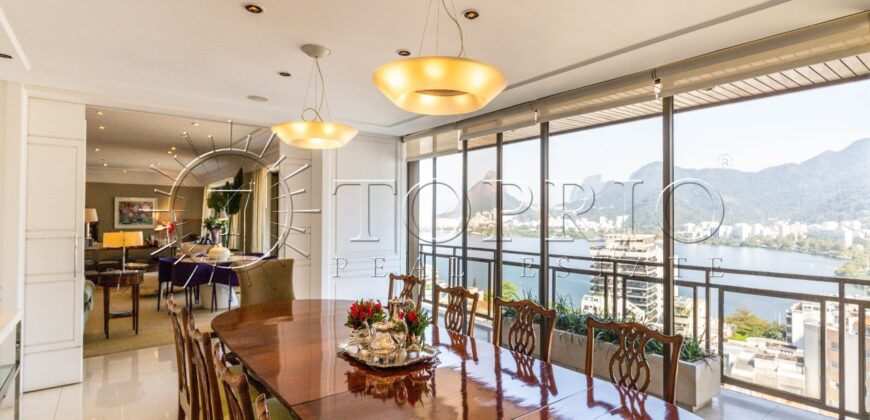 Espetacular apartamento em condomínio fechado na Lagoa Rodrigo de Freitas.