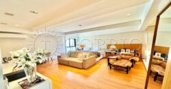 Na primeira quadra da praia, em uma das ruas mais icônicas de Ipanema, este apartamento de 250 m²