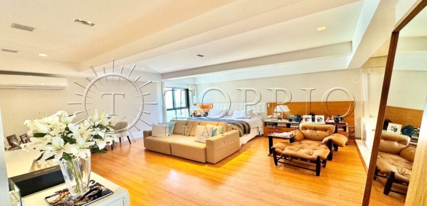 Na primeira quadra da praia, em uma das ruas mais icônicas de Ipanema, este apartamento de 250 m²