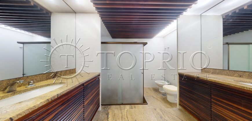 Cobertura duplex à venda no Leblon, na quadra da praia, com 259 m²