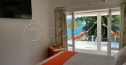 Com uma localização privilegiada à beira mar, em frente à Ilha da Gipóia em Angra dos Reis