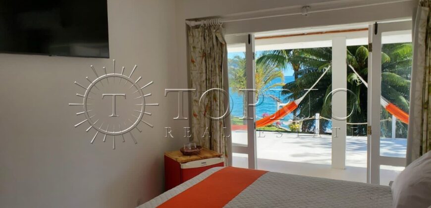 Com uma localização privilegiada à beira mar, em frente à Ilha da Gipóia em Angra dos Reis