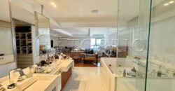 Na primeira quadra da praia, em uma das ruas mais icônicas de Ipanema, este apartamento de 250 m²