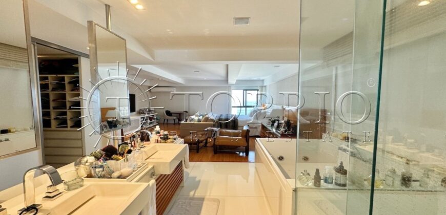 Na primeira quadra da praia, em uma das ruas mais icônicas de Ipanema, este apartamento de 250 m²