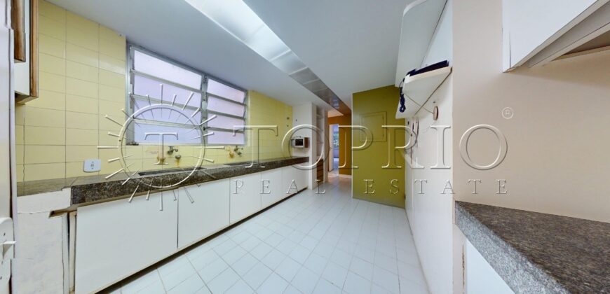 Cobertura duplex à venda no Leblon, na quadra da praia, com 259 m²