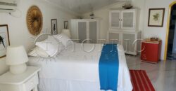 Com uma localização privilegiada à beira mar, em frente à Ilha da Gipóia em Angra dos Reis