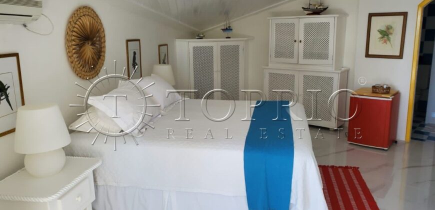 Com uma localização privilegiada à beira mar, em frente à Ilha da Gipóia em Angra dos Reis