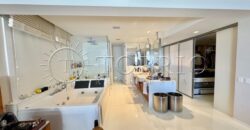 Na primeira quadra da praia, em uma das ruas mais icônicas de Ipanema, este apartamento de 250 m²