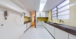 Cobertura duplex à venda no Leblon, na quadra da praia, com 259 m²