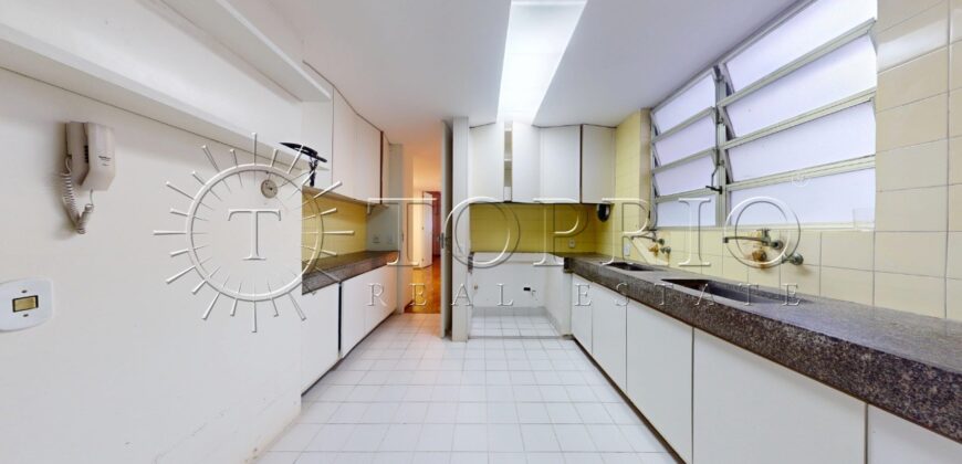 Cobertura duplex à venda no Leblon, na quadra da praia, com 259 m²