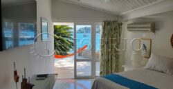 Com uma localização privilegiada à beira mar, em frente à Ilha da Gipóia em Angra dos Reis