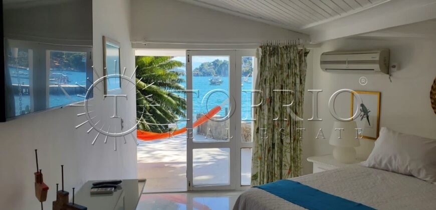 Com uma localização privilegiada à beira mar, em frente à Ilha da Gipóia em Angra dos Reis