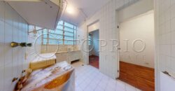 Cobertura duplex à venda no Leblon, na quadra da praia, com 259 m²