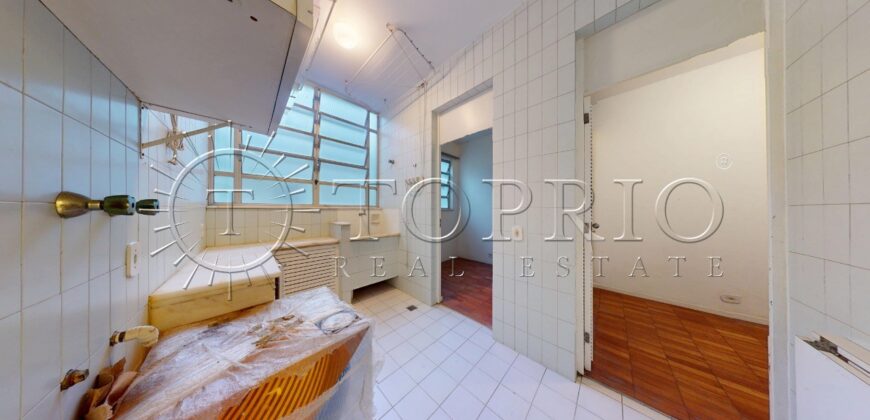 Cobertura duplex à venda no Leblon, na quadra da praia, com 259 m²