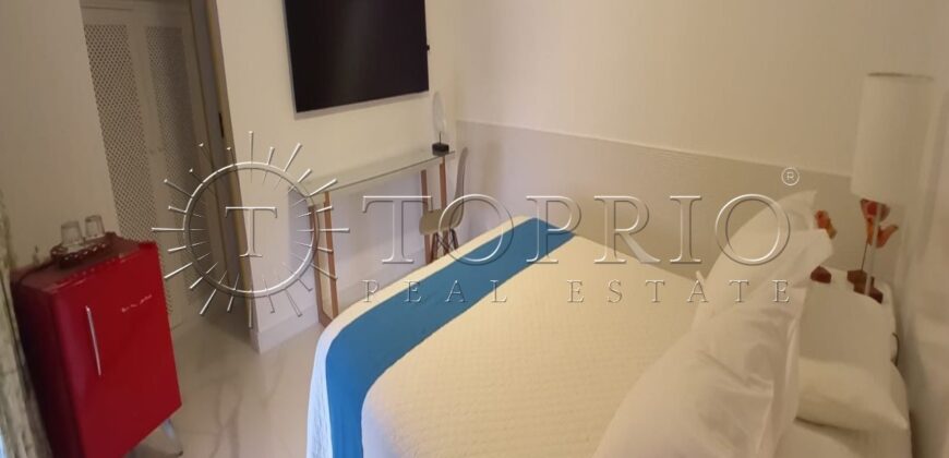 Com uma localização privilegiada à beira mar, em frente à Ilha da Gipóia em Angra dos Reis