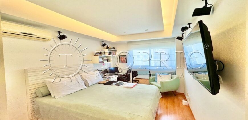 Na primeira quadra da praia, em uma das ruas mais icônicas de Ipanema, este apartamento de 250 m²