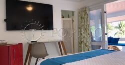 Com uma localização privilegiada à beira mar, em frente à Ilha da Gipóia em Angra dos Reis