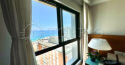 Na primeira quadra da praia, em uma das ruas mais icônicas de Ipanema, este apartamento de 250 m²