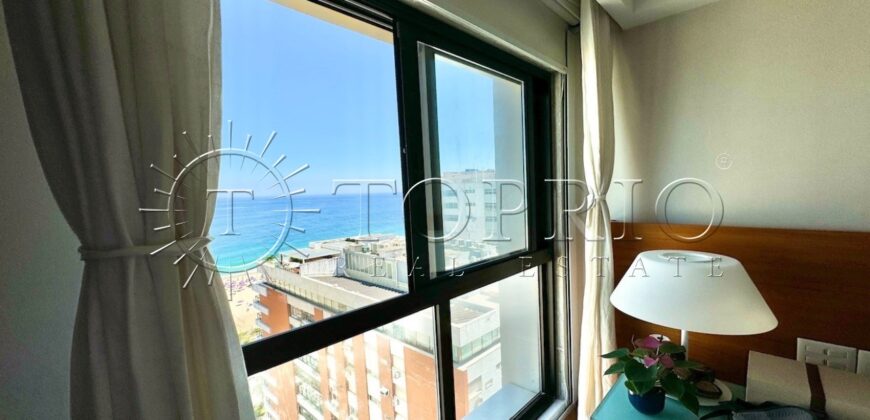 Na primeira quadra da praia, em uma das ruas mais icônicas de Ipanema, este apartamento de 250 m²
