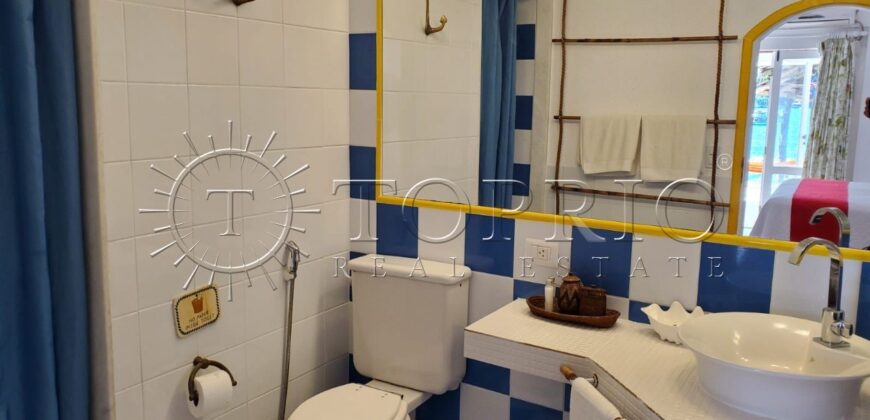 Com uma localização privilegiada à beira mar, em frente à Ilha da Gipóia em Angra dos Reis