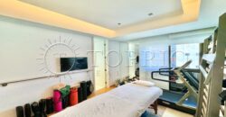 Na primeira quadra da praia, em uma das ruas mais icônicas de Ipanema, este apartamento de 250 m²