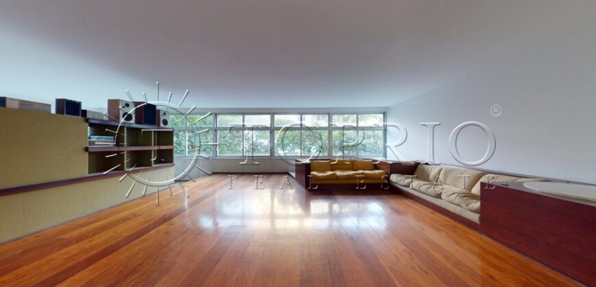 Cobertura duplex à venda no Leblon, na quadra da praia, com 259 m²