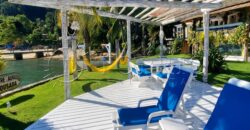 Com uma localização privilegiada à beira mar, em frente à Ilha da Gipóia em Angra dos Reis