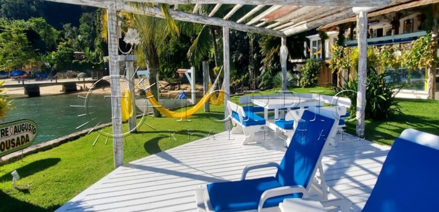 Com uma localização privilegiada à beira mar, em frente à Ilha da Gipóia em Angra dos Reis