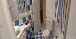 Com uma localização privilegiada à beira mar, em frente à Ilha da Gipóia em Angra dos Reis